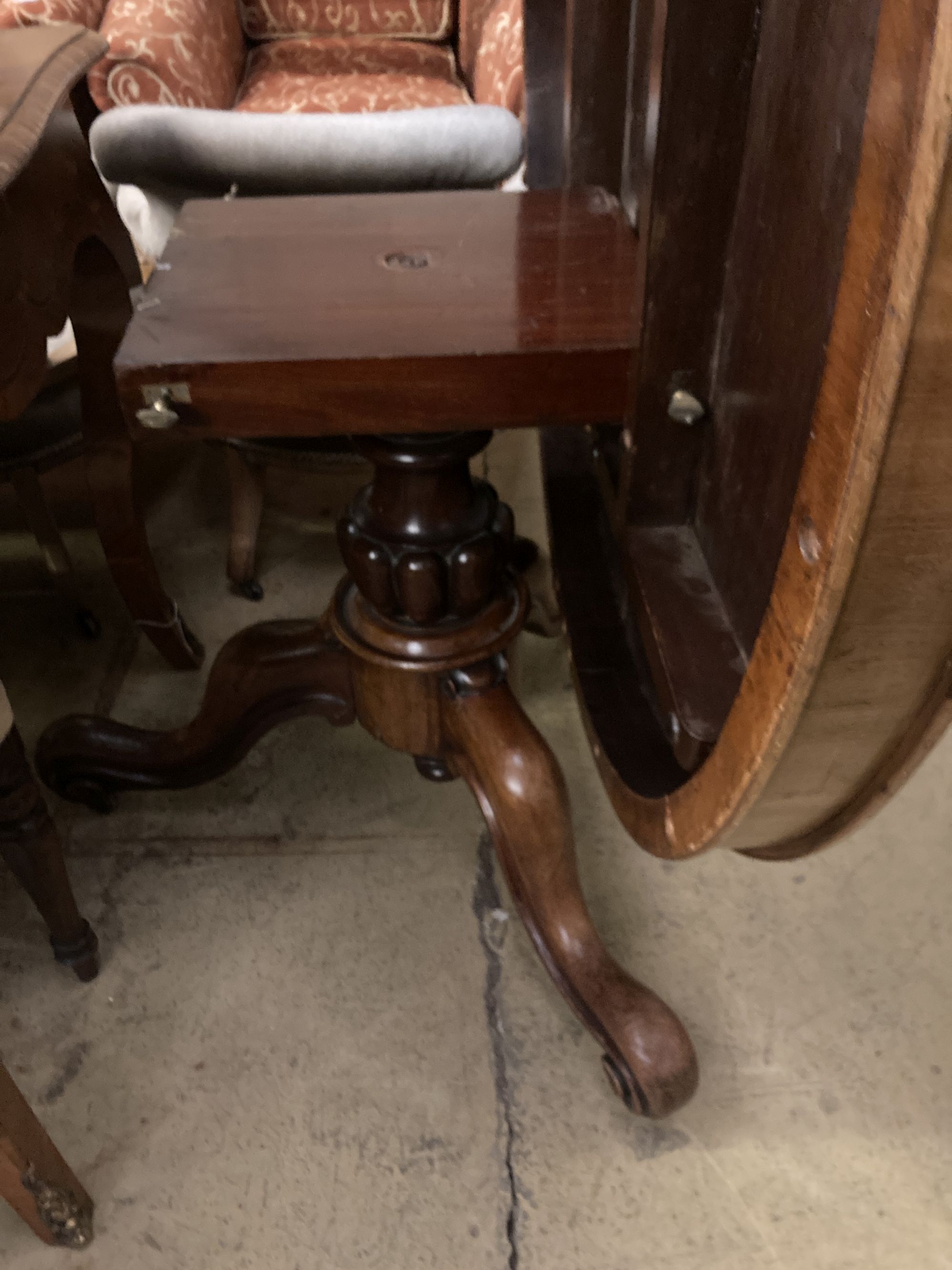 A Victorian mahogany circular tilt top breakfast table, 116cm diameter, height 72cm